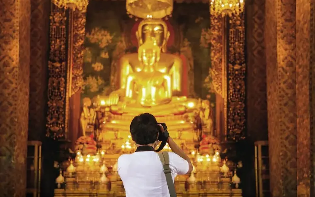 imgi_17_photographer-capture-gold-buddha-figure-thailand-temple_7180-1747