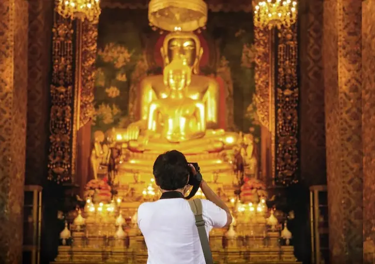 imgi_17_photographer-capture-gold-buddha-figure-thailand-temple_7180-1747