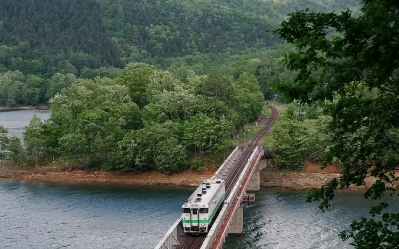 imgi_26_kiha-40-local-train-that-crosses-kanayama-lake_1048944-12871018
