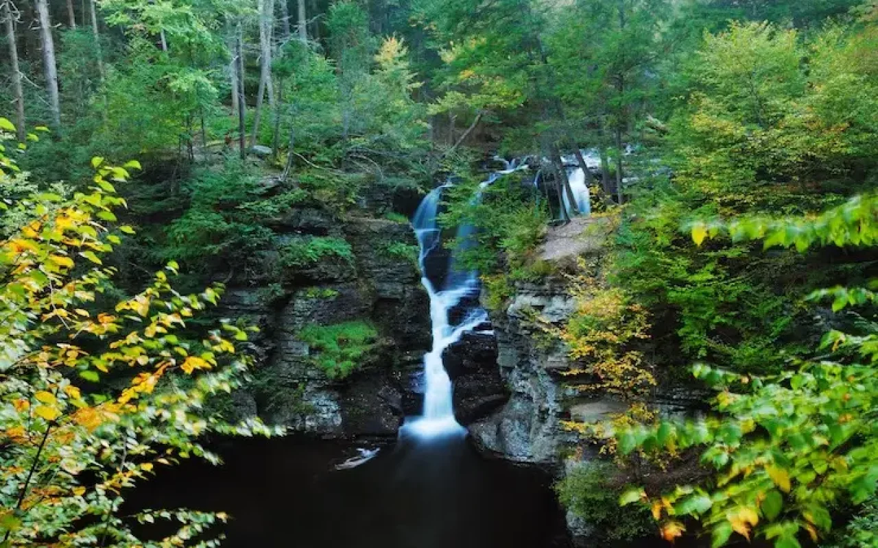 imgi_27_waterfall-mountain_649448-4500