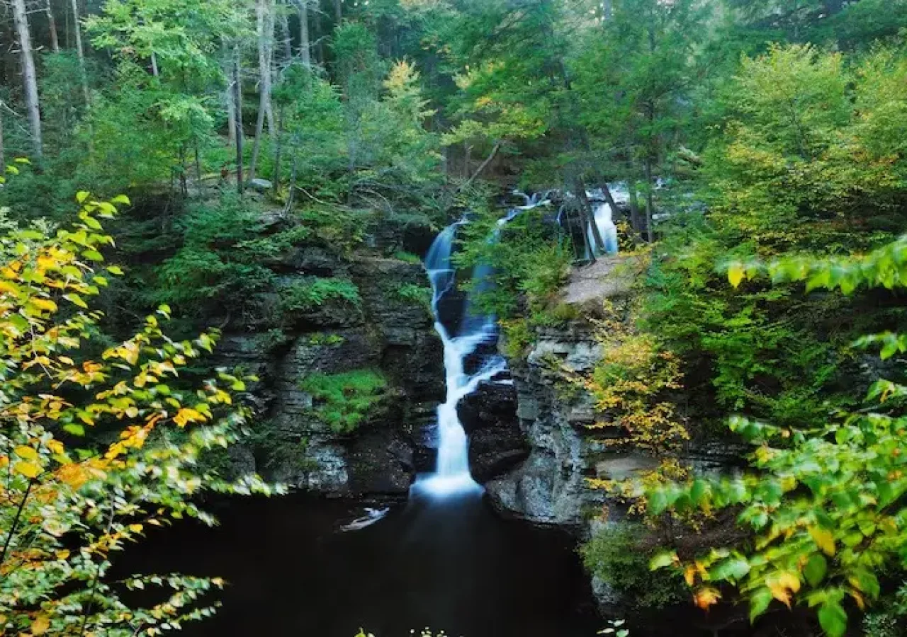 imgi_27_waterfall-mountain_649448-4500