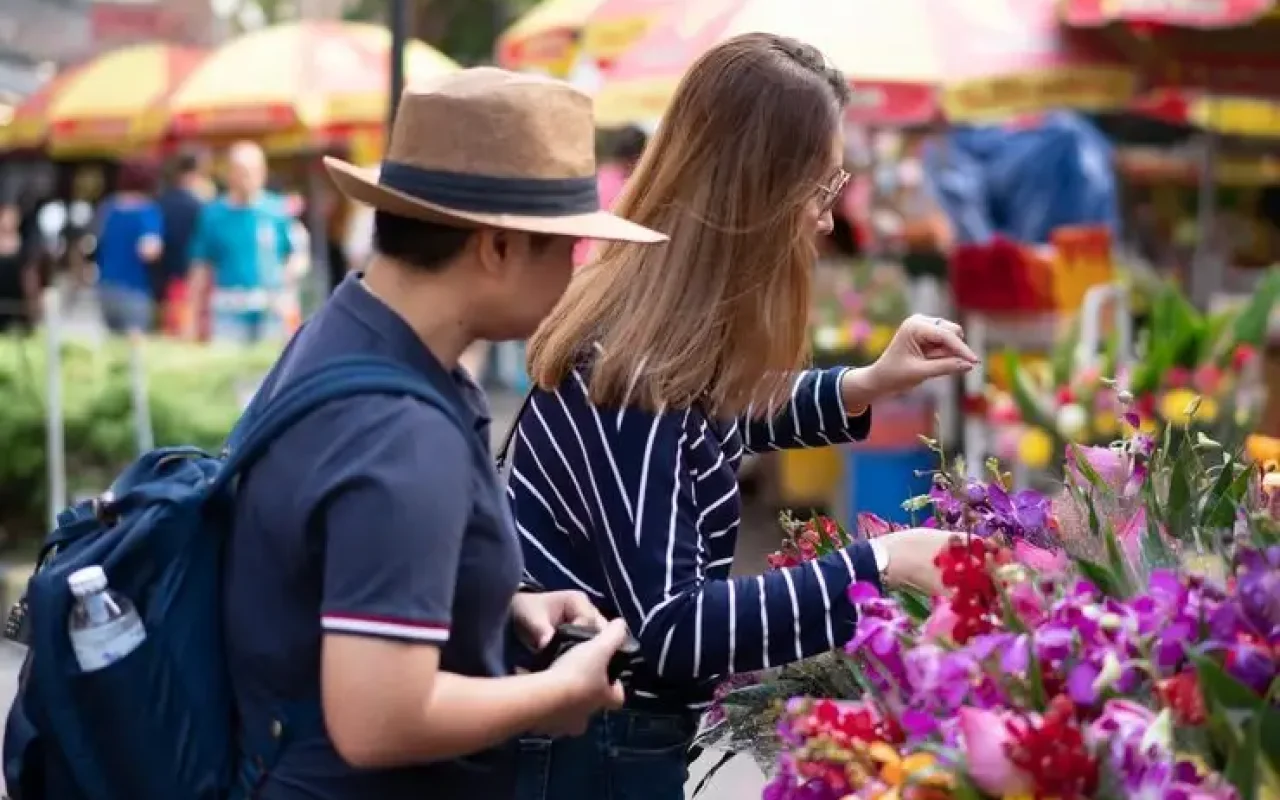imgi_37_side-view-people-market-stall_1048944-14786966