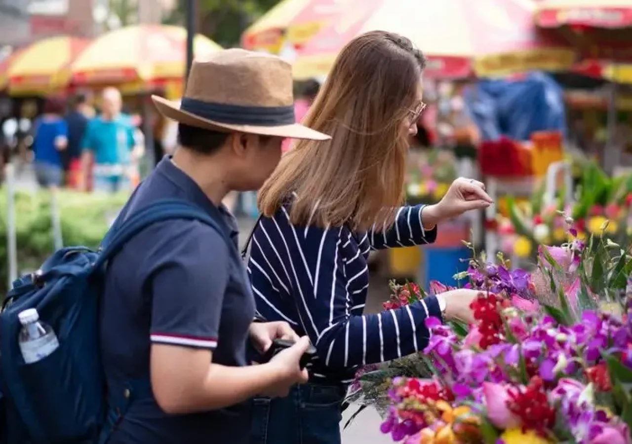 imgi_37_side-view-people-market-stall_1048944-14786966