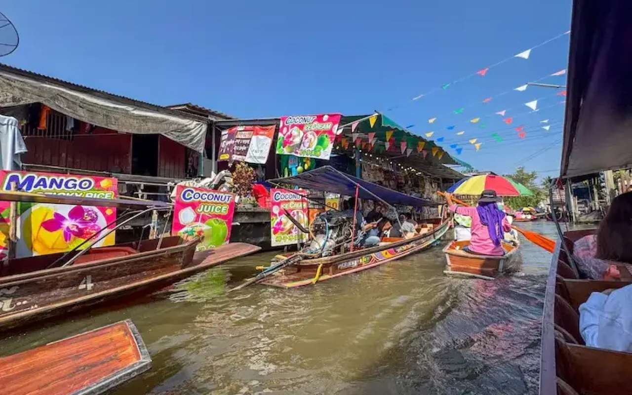 imgi_7_bangkok-thailand-november-12-2024-tourists-boats-floating-market_482257-125636