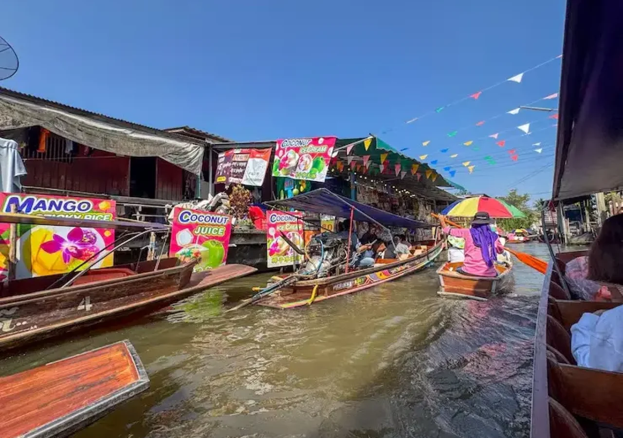 imgi_7_bangkok-thailand-november-12-2024-tourists-boats-floating-market_482257-125636